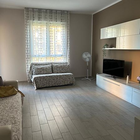 Appartamento Veronica, Per Lavoro E Relax Corsico Bagian luar foto
